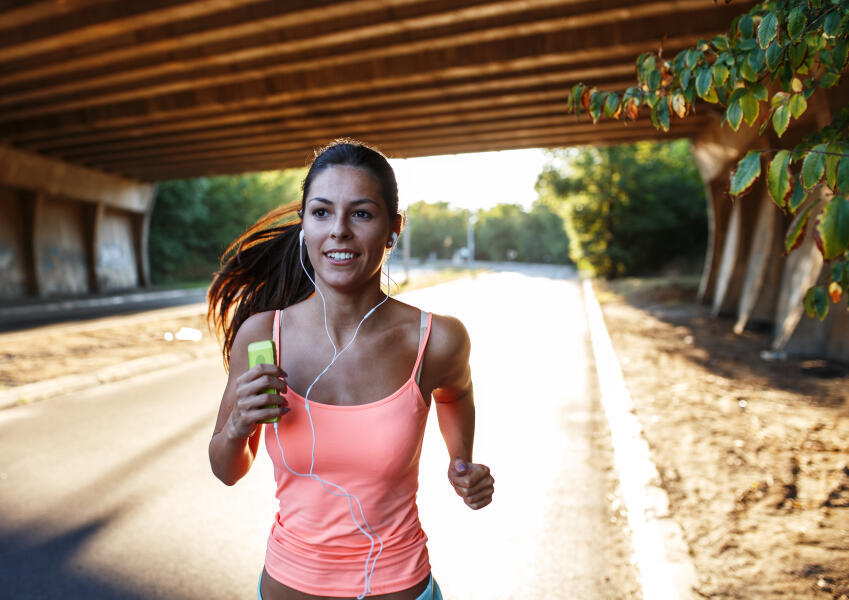 woman_running_in_urban_area (1)